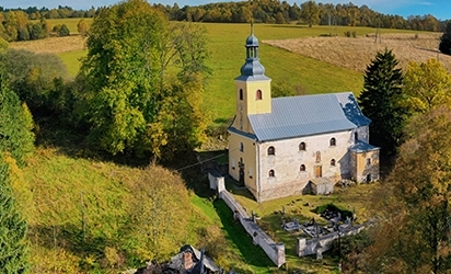 Cmentarz przy kościele filialnym pw. Nawiedzenia NMP w Niemojowie